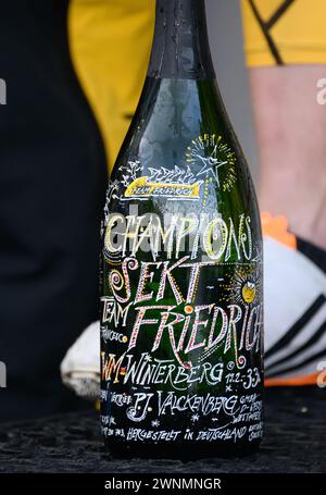 Winterberg, Allemagne. 03 mars 2024. Bobsleigh : Championnats du monde, bobsleigh à quatre hommes, hommes, 4ème manche. Une bouteille de champagne pour l'équipe allemande Francesco Friedrich se dresse sur le podium après sa victoire. Crédit : Robert Michael/dpa/Alamy Live News Banque D'Images