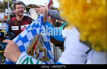 Winterberg, Allemagne. 03 mars 2024. Bobsleigh : Championnats du monde, bobsleigh à quatre hommes, hommes, 4ème manche. Johannes Lochner d'Allemagne célèbre après la deuxième place. Crédit : Robert Michael/dpa/Alamy Live News Banque D'Images