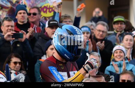 Winterberg, Allemagne. 03 mars 2024. Bobsleigh : Championnats du monde, bobsleigh à quatre hommes, hommes, 4ème manche. Johannes Lochner d'Allemagne célèbre après la deuxième place. Crédit : Robert Michael/dpa/Alamy Live News Banque D'Images