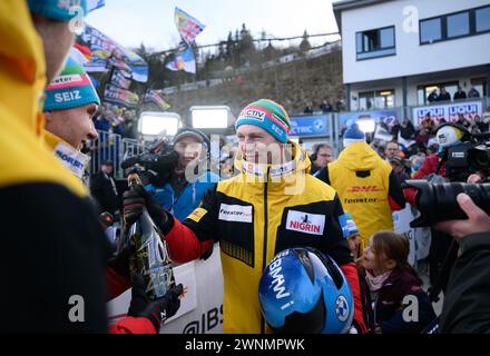 Winterberg, Allemagne. 03 mars 2024. Bobsleigh : Championnats du monde, bobsleigh à quatre hommes, hommes, 4ème manche. Francesco Friedrich d'Allemagne tient une bouteille de champagne après sa victoire. Crédit : Robert Michael/dpa/Alamy Live News Banque D'Images