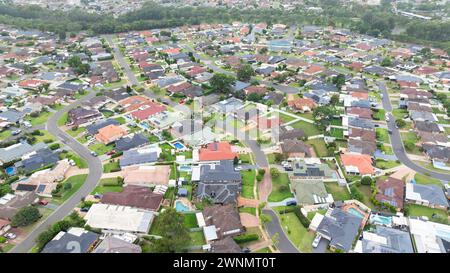 Photographie aérienne par drone de maisons résidentielles et de leurs environs dans la banlieue de Glenmore Park, en Nouvelle-Galles du Sud, en Australie Banque D'Images