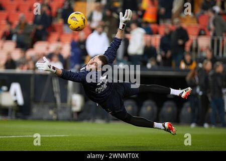 VALENCE, ESPAGNE - 2 MARS : Andriy Lunin gardien de but du Real Madrid se réchauffe avant le match LaLiga EA Sports entre Valencia CF et Real Madrid au stade Mestalla, le 2 mars 2024 à Valence, Espagne. (Photo de Jose Torres/photo Players images) crédit : Francisco Macia/Alamy Live News Banque D'Images