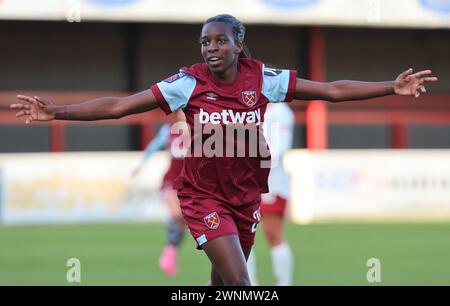 Dagenham, Royaume-Uni. 03 mars 2024. DAGENHAM, ANGLETERRE - 03 MARS : Viviane Asseyi de West Ham United WFC marque son but égalisateur pour faire le score 1-1 lors du match de Super League féminine de Barclays FA entre West Ham United Women et Manchester United Women au Chigwell construction Stadium le 03 mars 2024 à Dagenham, Angleterre crédit: action Foto Sport/Alamy Live News Banque D'Images