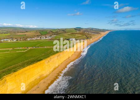 Burton Bradstock, Dorset, Royaume-Uni. 3 mars 2024. Météo britannique. Vue aérienne de Hive Beach et des falaises à Burton Bradstock dans le Dorset le jour du chaud printemps après-midi ensoleillé. Crédit photo : Graham Hunt/Alamy Live News Banque D'Images