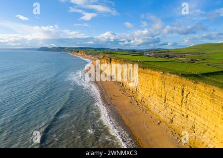 Burton Bradstock, Dorset, Royaume-Uni. 3 mars 2024. Météo britannique. Vue aérienne de Hive Beach et des falaises à Burton Bradstock dans le Dorset le jour du chaud printemps après-midi ensoleillé. Crédit photo : Graham Hunt/Alamy Live News Banque D'Images