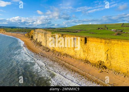 Burton Bradstock, Dorset, Royaume-Uni. 3 mars 2024. Météo britannique. Vue aérienne de Hive Beach et des falaises à Burton Bradstock dans le Dorset le jour du chaud printemps après-midi ensoleillé. Crédit photo : Graham Hunt/Alamy Live News Banque D'Images