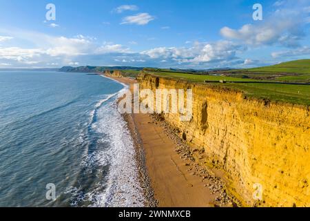 Burton Bradstock, Dorset, Royaume-Uni. 3 mars 2024. Météo britannique. Vue aérienne de Hive Beach et des falaises à Burton Bradstock dans le Dorset le jour du chaud printemps après-midi ensoleillé. Crédit photo : Graham Hunt/Alamy Live News Banque D'Images