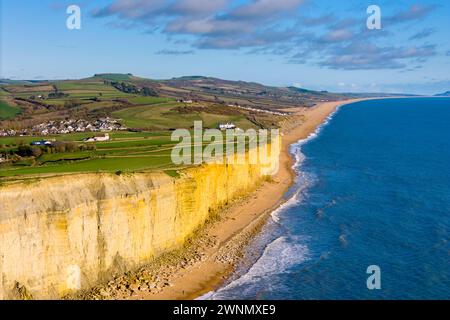 Burton Bradstock, Dorset, Royaume-Uni. 3 mars 2024. Météo britannique. Vue aérienne de Hive Beach et des falaises à Burton Bradstock dans le Dorset le jour du chaud printemps après-midi ensoleillé. Crédit photo : Graham Hunt/Alamy Live News Banque D'Images