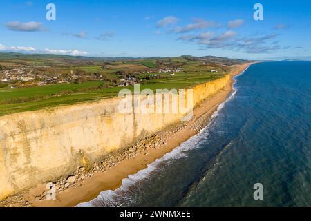 Burton Bradstock, Dorset, Royaume-Uni. 3 mars 2024. Météo britannique. Vue aérienne de Hive Beach et des falaises à Burton Bradstock dans le Dorset le jour du chaud printemps après-midi ensoleillé. Crédit photo : Graham Hunt/Alamy Live News Banque D'Images