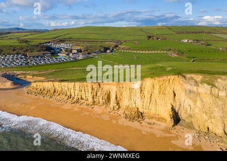 Burton Bradstock, Dorset, Royaume-Uni. 3 mars 2024. Météo britannique. Vue aérienne de Hive Beach et des falaises à Burton Bradstock dans le Dorset le jour du chaud printemps après-midi ensoleillé. Crédit photo : Graham Hunt/Alamy Live News Banque D'Images