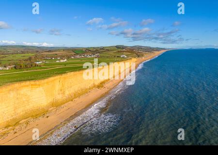 Burton Bradstock, Dorset, Royaume-Uni. 3 mars 2024. Météo britannique. Vue aérienne de Hive Beach et des falaises à Burton Bradstock dans le Dorset le jour du chaud printemps après-midi ensoleillé. Crédit photo : Graham Hunt/Alamy Live News Banque D'Images