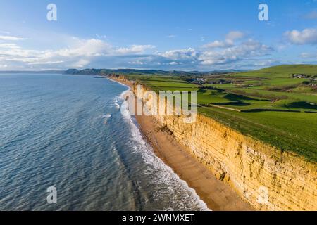 Burton Bradstock, Dorset, Royaume-Uni. 3 mars 2024. Météo britannique. Vue aérienne de Hive Beach et des falaises à Burton Bradstock dans le Dorset le jour du chaud printemps après-midi ensoleillé. Crédit photo : Graham Hunt/Alamy Live News Banque D'Images