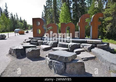 Le grand Banff, panneau sur le bord de la ville en Alberta, Canada est un aimant pour les visiteurs qui prennent des photos. Banque D'Images