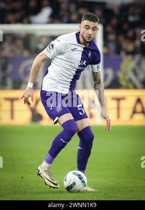 Bruxelles, Belgique. 03 mars 2024. Zeno Debast d'Anderlecht photographié en action lors d'un match de football entre le RSC Anderlecht et la KAS Eupen, dimanche 03 mars 2024 à Bruxelles, au jour 28 de la première division 'Jupiler Pro League' 2023-2024 du championnat belge. BELGA PHOTO VIRGINIE LEFOUR crédit : Belga News Agency/Alamy Live News Banque D'Images