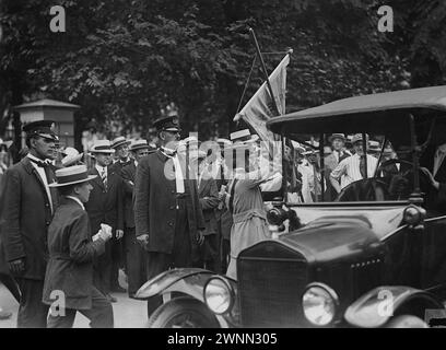 14 juillet 1917. Washington, District de Columbia,. Des suffragettes arrêtées pour avoir piqué à la Maison Blanche. La photo montre une suffragette arrêtée devant la Maison Blanche, Washington, District de Columbia, escortée dans une voiture qui l'a emmenée à la maison de la gare. Banque D'Images