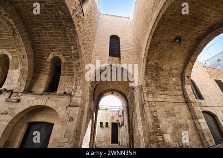 Vue en bas angle sur les arcades pittoresques près de la basilique pontificale de Saint Nicolas à Bari Banque D'Images