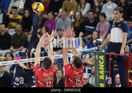 Vérone, Italie. 03 mars 2024. Spike de Rok Mozic de Rana Verona lors du match entre Rana Verona et Cucine Lube Civitanova, saison régulière du Championnat d'Italie de volleyball SuperLega 2023/2024, au Pala AGSM-AIM à Vérone, Italie le 3 mars 2024. Crédit : Agence photo indépendante/Alamy Live News Banque D'Images