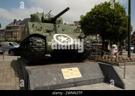 Bastogne, Belgique - 17 juillet 2021 : char américain M4 Sherman, Barracuda, sur la place McAuliffe. Monument pour se souvenir de la bataille des Ardennes dans le se Banque D'Images