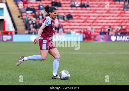 Birmingham, Royaume-Uni. 03 mars 2024. Aston Villa est 10 sur le ballon lors du match de la FA Women's Super League 1 entre Aston Villa Women et Liverpool Women au Poundland Bescot Stadium, Walsall Football Club, Walsall, Angleterre, le 3 mars 2024. Photo de Stuart Leggett. Utilisation éditoriale uniquement, licence requise pour une utilisation commerciale. Aucune utilisation dans les Paris, les jeux ou les publications d'un club/ligue/joueur. Crédit : UK Sports pics Ltd/Alamy Live News Banque D'Images