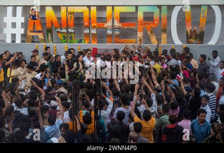 Mumbai, Inde. 03 mars 2024. MUMBAI, INDE - 3 MARS : L'actrice de Bollywood Tiger Shroff et l'artiste Rouble Nagi vus lors du dévoilement de la sculpture #Andheri(W) devant la gare d'Andheri West, le 3 mars 2024 à Mumbai, en Inde. (Photo de Satish Bate/Hindustan Times/Sipa USA ) crédit : Sipa USA/Alamy Live News Banque D'Images