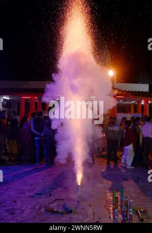 Noida, Inde. 03 mars 2024. NOIDA, INDE - 3 MARS : les travailleurs du parti BJP éclatent des feux d'artifice dans le temple samedi soir après que Dr Mahesh Sharma a obtenu le billet du député, le 3 mars 2024 à Noida, en Inde. (Photo de Sunil Ghosh/Hindustan Times/Sipa USA ) crédit : Sipa USA/Alamy Live News Banque D'Images