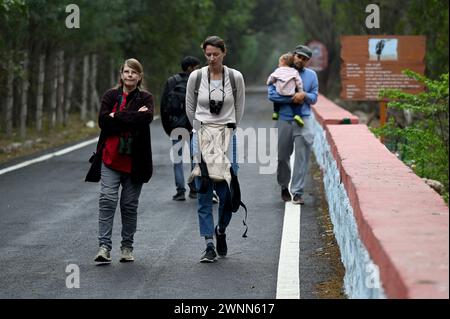 Noida, Inde. 03 mars 2024. NOIDA, INDE - 3 MARS : visiteurs au sanctuaire ornithologique Okhla à l'occasion de la Journée mondiale de la faune, le 3 mars 2024 à Noida, Inde. (Photo de Sunil Ghosh/Hindustan Times/Sipa USA ) crédit : Sipa USA/Alamy Live News Banque D'Images