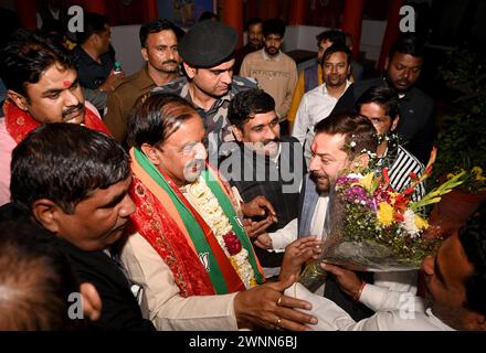 Noida, Inde. 03 mars 2024. NOIDA, INDE - 3 MARS : le député Gautam Budh Nagar Dr Mahesh Sharma visite le temple samedi soir après avoir reçu le billet du député, le 3 mars 2024 à Noida, Inde. (Photo de Sunil Ghosh/Hindustan Times/Sipa USA ) crédit : Sipa USA/Alamy Live News Banque D'Images
