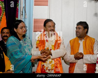 Noida, Inde. 03 mars 2024. NOIDA, INDE - 3 MARS : le député Gautam Budh Nagar Dr Mahesh Sharma visite le temple samedi soir après avoir reçu le billet du député, le 3 mars 2024 à Noida, Inde. (Photo de Sunil Ghosh/Hindustan Times/Sipa USA ) crédit : Sipa USA/Alamy Live News Banque D'Images