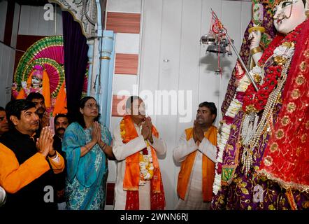 Noida, Inde. 03 mars 2024. NOIDA, INDE - 3 MARS : le député Gautam Budh Nagar Dr Mahesh Sharma visite le temple samedi soir après avoir reçu le billet du député, le 3 mars 2024 à Noida, Inde. (Photo de Sunil Ghosh/Hindustan Times/Sipa USA ) crédit : Sipa USA/Alamy Live News Banque D'Images