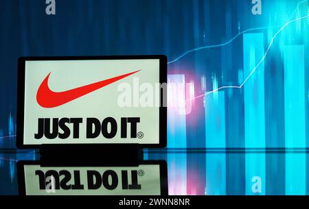 Allemagne - 3 mars 2024 : dans cette illustration photo, le logo Nike, Inc vu affiché sur une tablette Banque D'Images