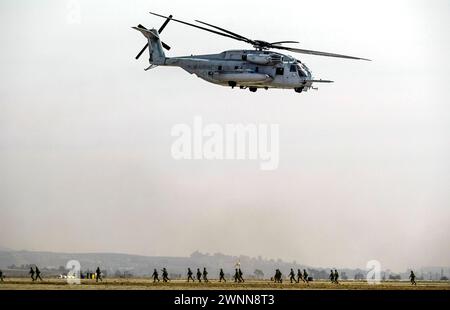 SAN DIEGO, CA - 15 OCTOBRE 2004 : un hélicoptère CH-53E Super Stallion survole des marines lors d'une attaque simulée au Miramar Air Show le 15 octobre, Banque D'Images