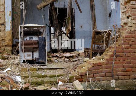 vieux frigo jeté sur l'épave abandonnée abandonnée de l'effondrement de la maison rurale hongrie Banque D'Images