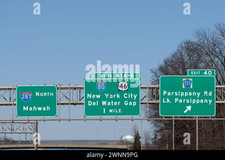 Panneaux de sortie de l'autoroute pour l'Interstate 287 North vers Mahwah, New Jersey, l'Interstate 80 et l'US-46 vers New York City et Delaware Water Gap, et le comté Banque D'Images