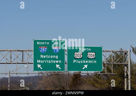 Panneaux de sortie d'autoroute pour l'US-202 North, US-206 North pour Pluckemin, New Jersey et I-287 I-78 North vers Netcong et Morristown, New Jersey Banque D'Images
