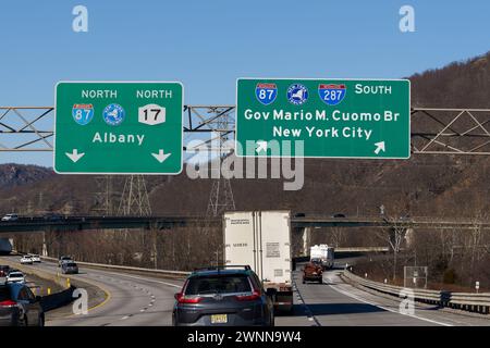 Suffern, NY - 27 février 2022 : panneaux de sortie sur la I-287 pour la I-87 New York State Thruway Nord vers Albany et NY-17, et sud vers le Gouverneur Mario M. Cuom Banque D'Images