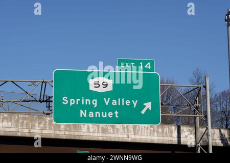 Suivez l'I-287 I-87 NY State Thruway à Nanuet, New York pour la sortie 14 pour la NY-59 vers Spring Valley et Nanuet Banque D'Images