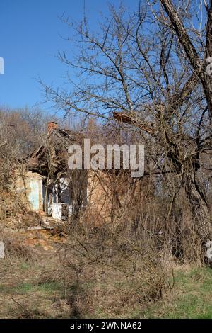 vue extérieure abandon épave abandonnée de la maison rurale en ruine s'effondrant hongrie Banque D'Images