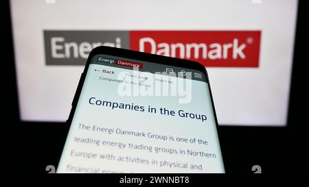 Téléphone portable avec le site Web de la société danoise de NÉGOCE d'énergie Energi Danmark COMME devant le logo de l'entreprise. Concentrez-vous sur le coin supérieur gauche de l'écran du téléphone. Banque D'Images