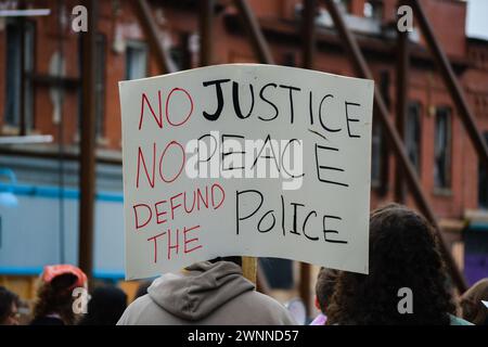 Signe 'Defund the police' lors d'une marche de protestation. Banque D'Images