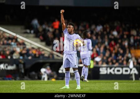 VALENCE, ESPAGNE - 2 MARS : Vinicius Junior Left Winger du Real Madrid célèbre après avoir marqué le premier but de son équipe lors du match LaLiga EA Sports entre Valencia CF et Real Madrid au stade Mestalla, le 2 mars 2024 à Valence, Espagne. (Photo de Jose Torres/photo Players images) crédit : Francisco Macia/Alamy Live News Banque D'Images