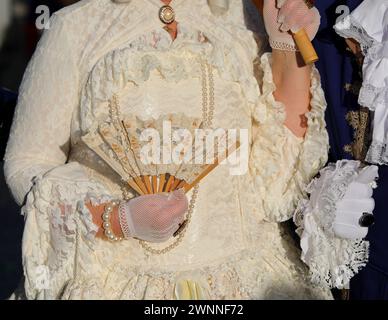 Noble femme dans une luxueuse robe blanche décorée tenant un ventilateur Banque D'Images