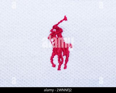 21 février 2024 Polo par Ralph Lauren gros plan de cheval rouge avec emblème emblématique jockey logo emblématique motif cousu. Marque de luxe de vêtements fins isolés sur Banque D'Images