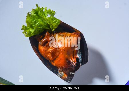 Concept alimentaire traditionnel d'Asie du Sud-est, riz enveloppé dans des feuilles de banane, poulet cuit dans de la sauce soja, salade de légumes et fruits, sur fond blanc Banque D'Images