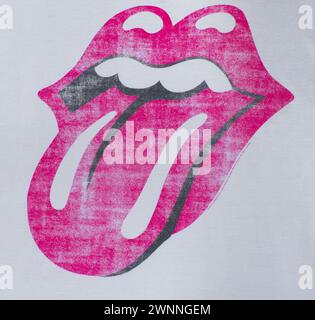 Ocala, Floride 20 février 2024 groupe de rock n roll The Rolling Stones logo icône Hot Lips, Tongue and Mouth basé sur la déesse hindoue Kali. Rouge délavé Banque D'Images