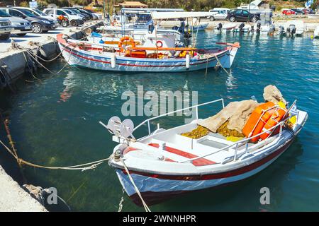 Zakynthos, Grèce - 17 août 2016 : le bateau de pêche est amarré dans le port du village d'Agios Sostis Banque D'Images