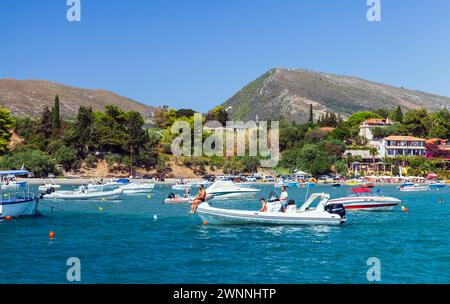 Zakynthos, Grèce - 17 août 2016 : des bateaux à moteur de plaisance avec des touristes naviguent dans la baie en face de Laganas Beach Banque D'Images