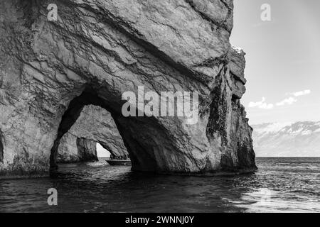 Zakynthos, Grèce - 20 août 2016 : touriste en bateau visite la grotte bleue, vue sur la mer. Formations côtières de l'île grecque de Zakynthos dans la mer Ionienne. Po Banque D'Images