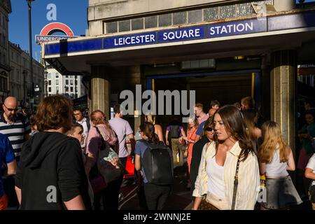 Foule devant la station de métro Leicester Square, Londres, Royaume-Uni. 23 août 2023 Banque D'Images