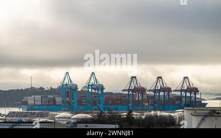 Gothenburg, Suède - 20 février 2024 : chargement gigantesque porte-conteneurs Maersk à Skandiahamnen Banque D'Images