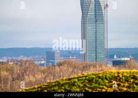 Gothenburg, Suède - 20 février 2024 : nuages bas obscurcissant les étages supérieurs de Karlatornet Banque D'Images